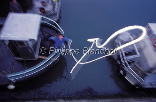 huitre oleron 02.JPG - Corde d'amarrage lancée depuis un bâteau ostréicole arrivé à quai